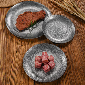 Plato de Cena Redondo Profundo de Acero Inoxidable 304 con Relieve Retro para Uso en Hoteles y Fiestas - Product Image 2