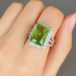 Anello geometrico F1633 da donna con pietra verde e accenti di diamanti, placcato oro 18 carati. - Product Image 3