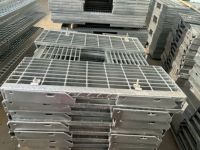 Marches d'escalier et grilles en acier industriel pour extérieur avec finition galvanisée à chaud, couleurs personnalisées