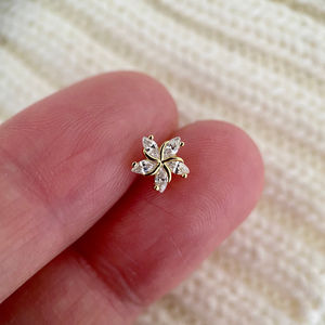 Pendientes de Botón con Mini Flor, Plata de Ley 925, Pendientes de Botón Elegantes para Bodas, Fiestas y Uso Diario, Alta Calidad - Product Image 3