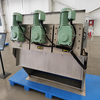 Presse à vis multi-disques pour la déshydratation des boues, pour la réduction de volume des stations d'épuration et des usines de traitement des eaux usées, avec ligne de production de gâteaux déshydratés