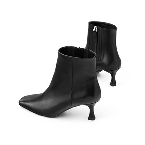 Bottes d'hiver pour femmes en cuir noir à bout carré avec fermeture éclair, modèle Accept Designers - Product Image 5