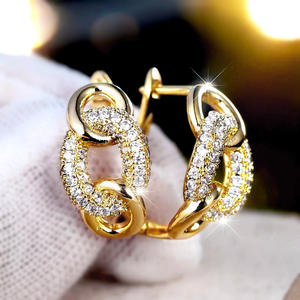 Orecchini a Cerchio E3657 in Oro con Micro Inserti di Diamanti, Design Geometrico, Classici da Donna per Uso Quotidiano - Product Image 3