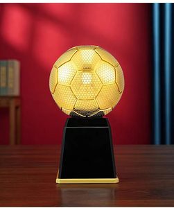 Vente en gros d'ornements de trophées de football en cuivre métallique 24K, haut de gamme et commémoratifs, au design créatif pour le bureau, avec motif diamant. - Product Image 2