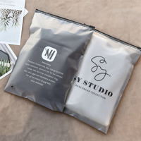 Pochettes personnalisées avec votre logo, en plastique recyclé, givrées, pour vêtements, sacs d'expédition, sacs d'emballage pour vêtements, sacs en plastique avec fermeture éclair