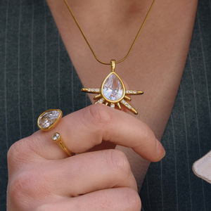 Collar con colgante de circonita en forma de lágrima, con engaste pavé en tono dorado, para uso diario, regalo de joyería para mujer - Product Image 2