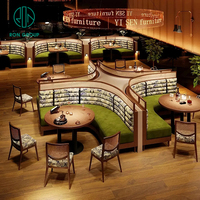 Ensemble de mobilier moderne pour café, restaurant, canapé en velours vert avec dossier à motifs, tables à manger en bois brun