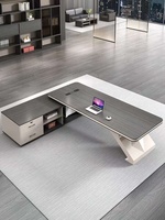 Grande table de bureau de direction avec plateau spacieux, support sculpté et base de rangement pour espace de travail d'entreprise