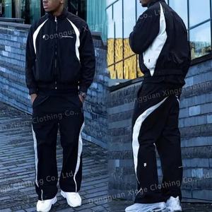 Ensemble sportif deux pièces personnalisé pour homme en polyester, comprenant une veste zippée en nylon et un pantalon de jogging patchwork avec techniques de broderie - Product Image 4