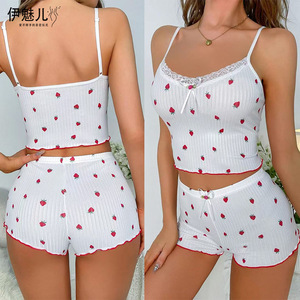 Nuevo conjunto de dos piezas con estampado de fresas, camisola estampada con textura acanalada y pantalones cortos con ribete de encaje. - Product Image 4