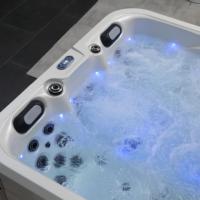Jacuzzi de Hidromasaje para Exteriores con 60 Jets, Balboa, Bluetooth y Luz LED, Sanitización con Ozono para Resorts y Zonas de Descanso