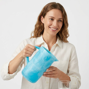 Pichet élégant et moderne en résine, fait main, durable, léger, écologique, compatible lave-vaisselle, élégant récipient pour bière et boissons, idéal pour les fêtes - Product Image 1