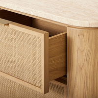 Meuble de rangement Rhoohill personnalisé en chêne blanc avec plateau en travertin, commode à 6 tiroirs en bois massif