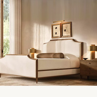 Lit élégant traditionnel en bois foncé avec panneaux capitonnés crème et pieds taillés en diamant pour chambre à coucher, personnalisable OEM