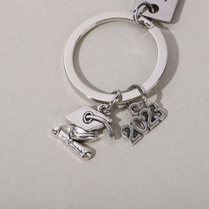 Bán Buôn 2023 Tốt Nghiệp Quà Tặng Keychain Làm Sử Thi Chết Chết Tốt Nghiệp Keychain 2023 Quà Tặng Cho Anh Thư Cô Khắc Kim Loại Móc Chìa Khóa - Product Image 5