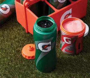 Bottiglie d'acqua per bicicletta isolate con bottiglia d'acqua Gatorade in plastica da 32 once per la corsa della bottiglia d'acqua di calcio di calcio