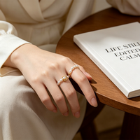 Elastischer Ring mit Metallschiebering, kleine reisförmige natürliche Süßwasserperlen, kupfervergoldet, im französischen High-End-Stil