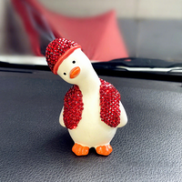 Ornement de voiture en céramique Canard Mignon avec Écharpe Rouge et Chapeau, Design Contemporain, Décoration Mobile pour Tableau de Bord, Artisanat en Résine de Luxe pour Salon
