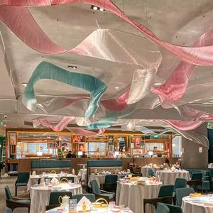 Grande lampe de plafond moderne en forme de ruban de soie lustres en verre personnalisés roses multicolores pour restaurant hôtel hall de banquet - Product Image 1