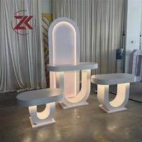Décoration de fête de luxe ZKAI, arche de toile de fond de mariage en acrylique blanc en forme de U avec éclairage LED, ensemble de tables en PVC pour scène d'événement