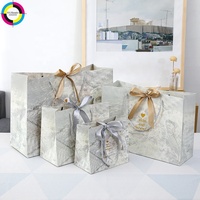 Sacs cadeaux en papier marbré personnalisés avec votre propre logo, ruban imprimé or, poignées en corde, emballages cadeaux de luxe pour boutiques de détail
