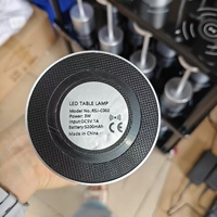 Lampe de table LED moderne sans fil en aluminium anodisé de qualité supérieure avec batterie, double USB, chargement sans fil QI, contrôle tactile et intensité réglable, sur chariot