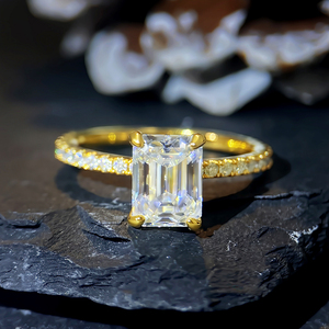 Anillo de Compromiso Clásico Chapado en Oro de 18k con Moissanita Color D VVS en Corte Corazón con Engaste de Halo y Anillo de Boda de Plata de Ley 925 - Product Image 1