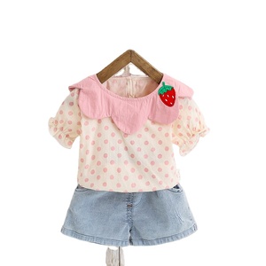 Ensemble de vêtements pour enfants coréens en coton, nouveau design d'été, manches bouffantes, pois, jolie broderie de fraises - Product Image 1