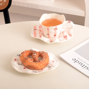 Venta al por mayor de fábrica, personalización, juego de taza y platillo de cerámica irregular hecha a mano de 200 ml, taza de porcelana para regalo, para café con leche o té - Product Image 3