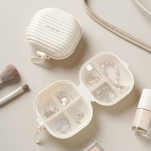 Boîte à médicaments portable en plastique à quatre compartiments, étanche, avec fermeture éclair, pour un emballage hebdomadaire et un rangement pratique - Product Image 4