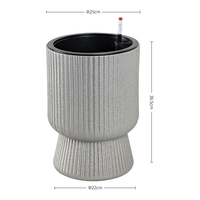 Jardinière auto-arrosante texturée avec revêtement peint. Comprend un réservoir, une conception à nervures verticales. Idéal pour l'intérieur et l'extérieur de la maison