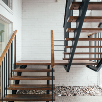 Escalier droit moderne d'intérieur avec garde-corps en verre, marches flottantes, escalier en marbre, conception d'escalier sur mesure pour la maison, construction en acier