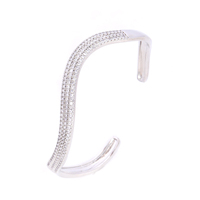 Bracelet ouvert luxueux à trois rangs de zircons en forme de vague, accessoire de mode féminin, idéal pour les rendez-vous et les banquets, personnalisable