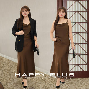 Ensemble automne pour femme Happy Plus : Trench-coat marron ambré, jupe et veste noire en satin uni, confortable, grandes tailles - Product Image 5