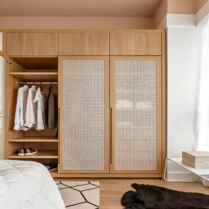 Modern İskandinav Tarzı Dayanıklı Masif Ahşap Gardırop, Sürgülü Menteşeli Rattan Kapılı Yatak Odası Dolapları, Fabrikadan Doğrudan Gardırop - Product Image 4