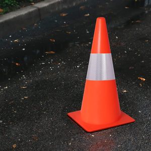 CITICITY Paquete de 4 Conos de Seguridad Reflectantes Naranjas de 18 Pulgadas, Conos de Plástico para Señalización de Tráfico, Estacionamiento, Precaución, Construcción y Práctica de Conducción - Product Image 3