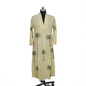 Vestido midi moderno con cuello en V y estampado de palmeras de algodón, multicolor, para mujer, hecho a mano en India, corte en A, transpirable, para verano. - Product Image 1