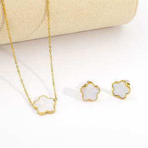 Venta al por mayor impermeable de acero inoxidable conjunto de joyería 18K chapado en oro de cinco Hojas de Trébol flor collar pendiente gargantillas conjuntos para regalo - Product Image 5