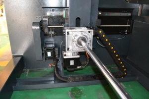 מכונת כיפוף פחים אוטומטית מדויקת הידראולית CNC של MK עם מנוע משאבה לשימוש תעשייתי - Product Image 2