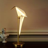 Lampe de table de style nordique, décoration de luxe, cadre en laiton, oiseau blanc élégant, pigeon perché