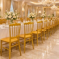 Chaise Chiavari empilable en plastique dorée pour la location de mariages, banquets, repas en extérieur et restaurants