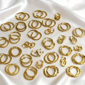 MW Wholesale Boucles d'oreilles créoles Huggies martelées classiques en acier inoxydable plaqué or 18 carats, géométriques et irrégulières pour femmes - Product Image 3