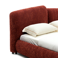 Lit en bois de pin rembourré en tissu bouclé, style minimaliste italien, avec tête de lit double séparée et cadre de plateforme incurvé, disponible en tailles King et Queen pour chambre à coucher