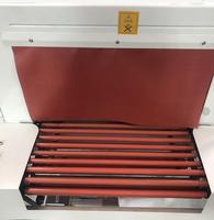 Machine d'emballage manuelle de boîtes d'emballage de papier à cigarettes opération simple abordable pour les applications de boissons alimentaires noyau essentiel