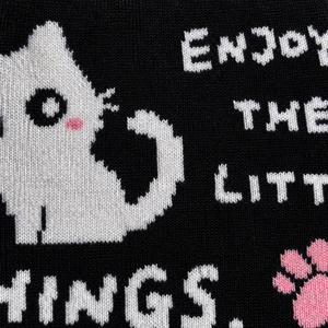 Gorro de Punto Negro con Gráfico de Gato 'Enjoy the Little Things', Gorro de Invierno Suave, Cálido para Uso Diario - Product Image 2