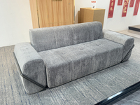 Canapé modulaire sectionnel compressé en peluche gris foncé, avec cadre en métal noir et capitonnage, style moderne et minimaliste, idéal pour les petits espaces (école, parc)