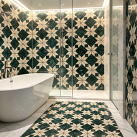Mosaïque de marbre beige et vert, design rétro classique du milieu du siècle, parquet mural et de sol en pierre découpée au jet d'eau