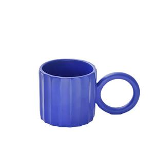 Taza de cerámica minimalista de color sólido con asa de anillo, diseño para regalo de oficina, taza para té, café, agua, fabricada en Chaozhou. - Product Image 2
