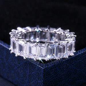 Anello di Lusso a Cerchio Completo, Elegante Gioiello da Donna per Fidanzamento, Anello con Accenti Scintillanti - Product Image 6
