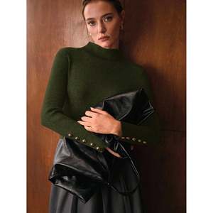 เสื้อสเวตเตอร์คอเต่าติดกระดุมสีทอง เสื้อสเวตเตอร์ผู้หญิงสีดำ - Product Image 5